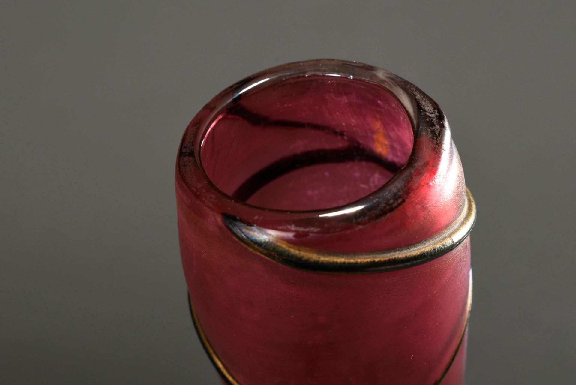 Art Nouveau glass club shaped vase with applied thread on a rosé-purple lustré body, h. 27cm - Image 4 of 5