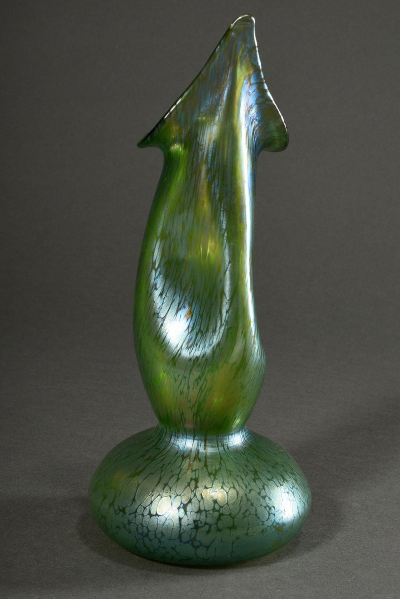 Loetz Wwe. Vase in vegetabiler sog. Rosensprenkler Form mit hohem dreifach eingedelltem Hals und gr - Bild 2 aus 4