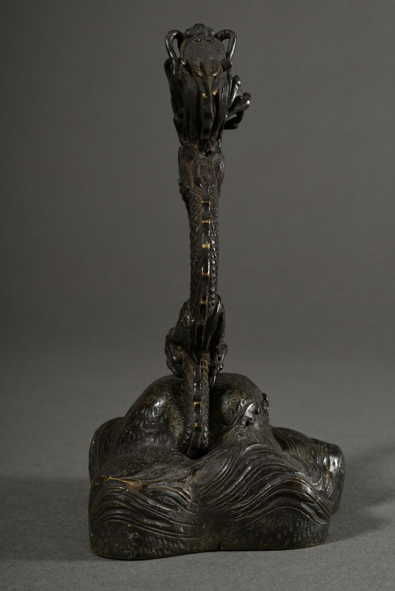 Chinesische Bronze "Zwei Drachen mit Tama Perle" auf "Landschaftssockel", zweiteilig, 19.Jh., H. 14 - Bild 3 aus 7
