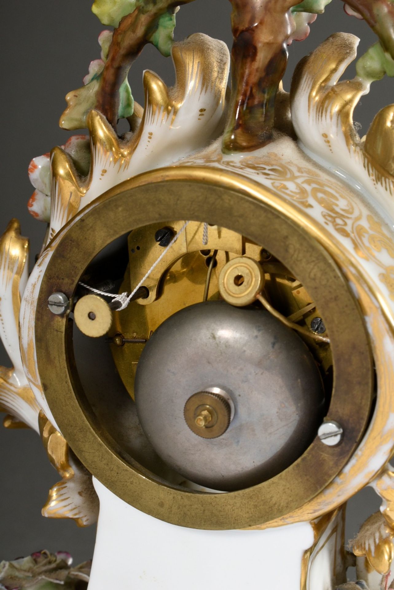 Biedermeier Porzellan Pendule mit reich ornamentiertem und floral dekoriertem Gehäuse auf Rocaille  - Bild 6 aus 7