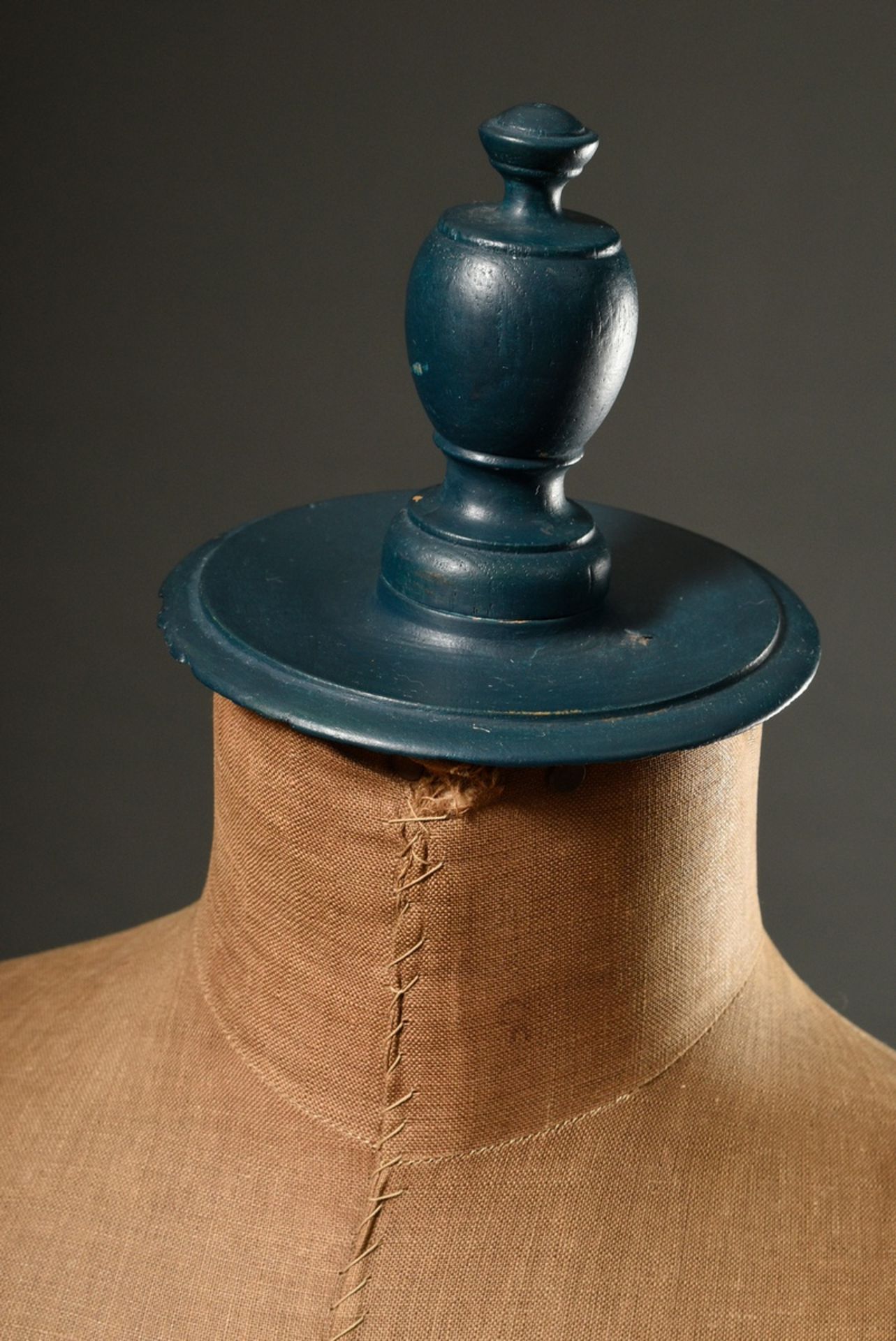 Verstellbare Schneiderpuppe mit Leinen bezogener Büste auf gedrechseltem Fuß, petrolfarben gefasst, - Bild 3 aus 7