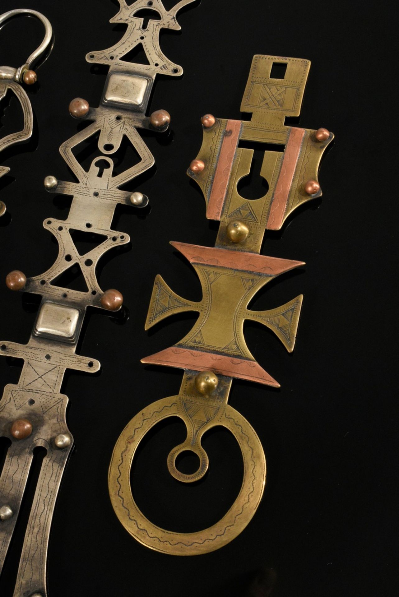 4 Diverse Teile Tuareg Zierschlüssel und Schalbeschwerer "Asuru" mit aufgesetzten Kugeln, zarter Zi - Bild 4 aus 6