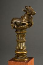 Indische Bronze mit ornamental verziertem Schaft und plastischer Bekrönung "Heiliger Nandi Stier",