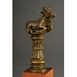 Indische Bronze mit ornamental verziertem Schaft und plastischer Bekrönung "Heiliger Nandi Stier", 