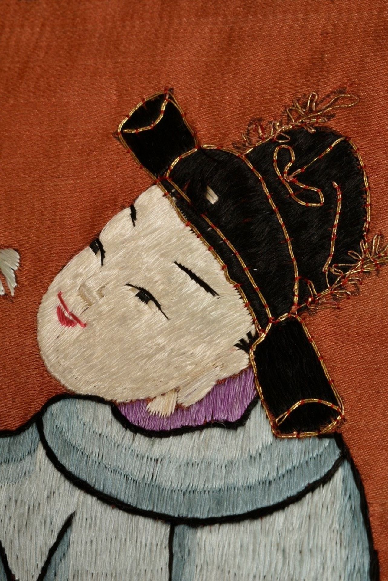 Chinesischer Seiden Wandbehang mit detailreicher Flachstickerei in polychromen Seiden- sowie Goldfä - Bild 9 aus 14