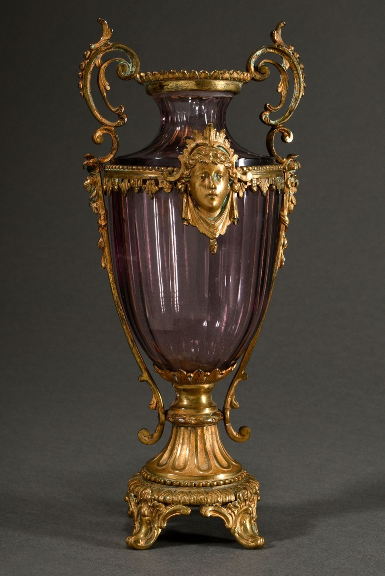 Facettierte Amethystglas Vase mit historisierender Ormolue Montierung und Maskarons, um 1880, H. 25