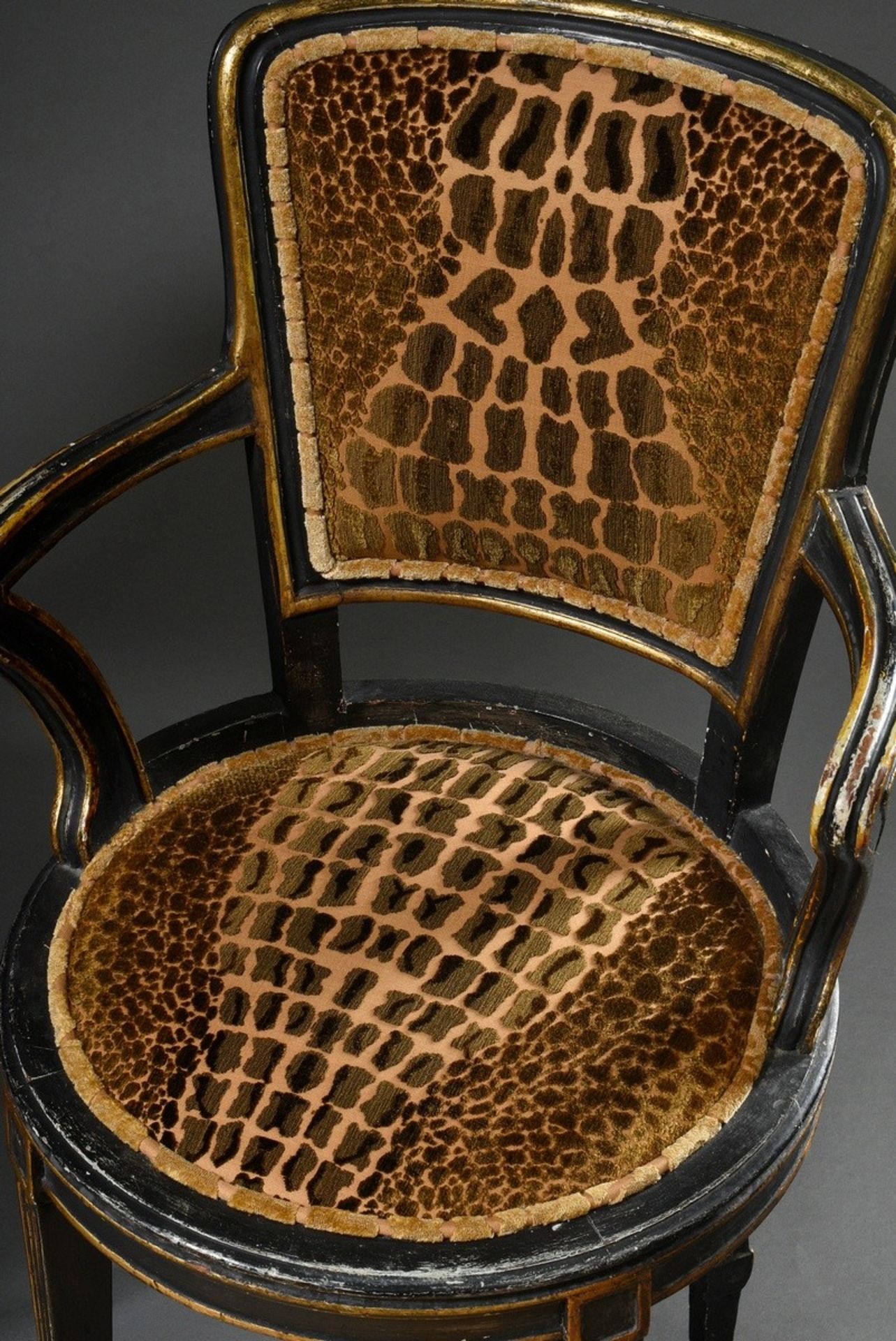 Paar zierliche Armlehnsessel im Louis XVI Stil mit runden Sitzflächen und Trapezförmigen Lehnen, ex - Bild 2 aus 5