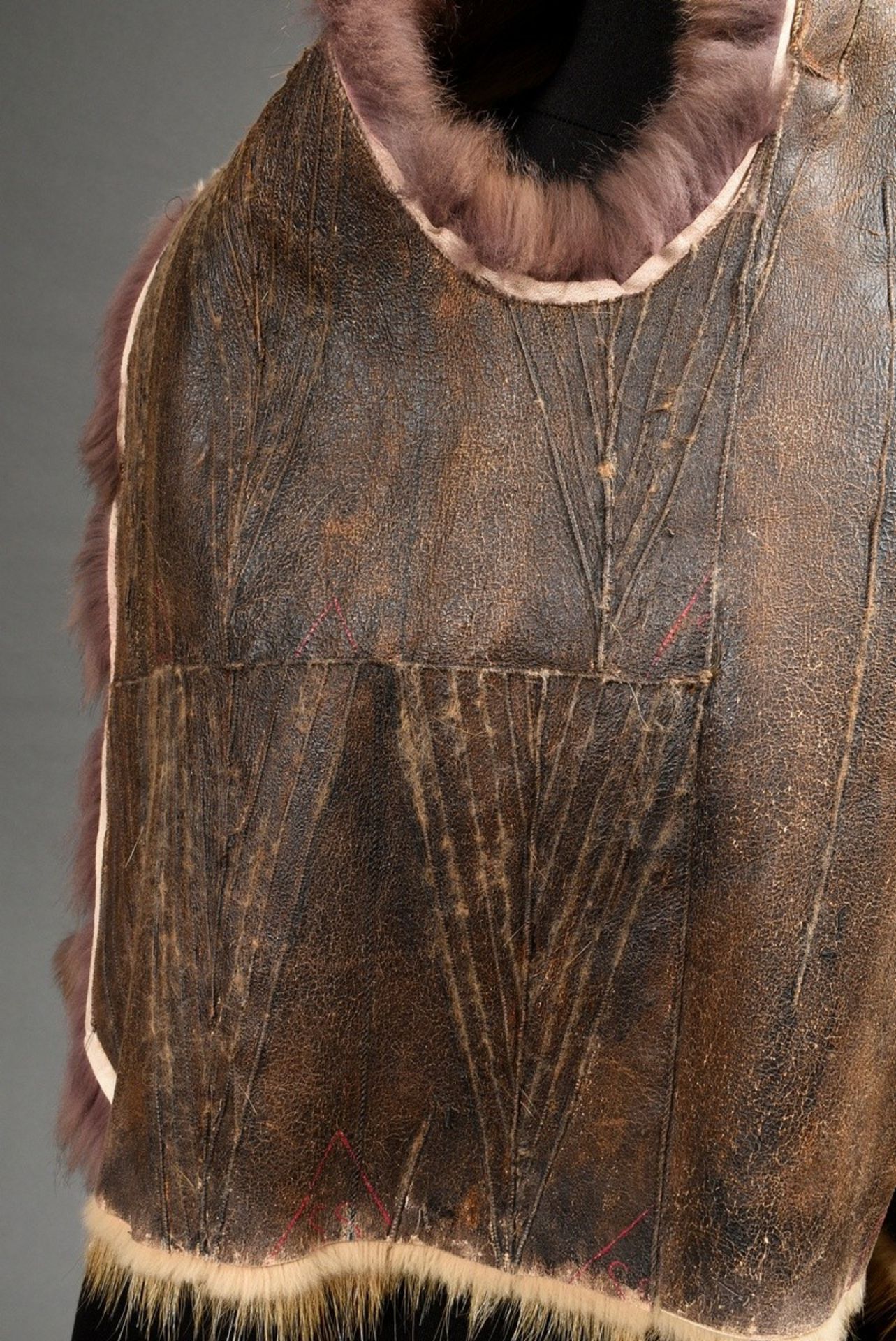 Modische Fell Weste mit Schnürverschluss in Beige- und Brauntönen, ungefüttert, Gr. S - Bild 4 aus 4