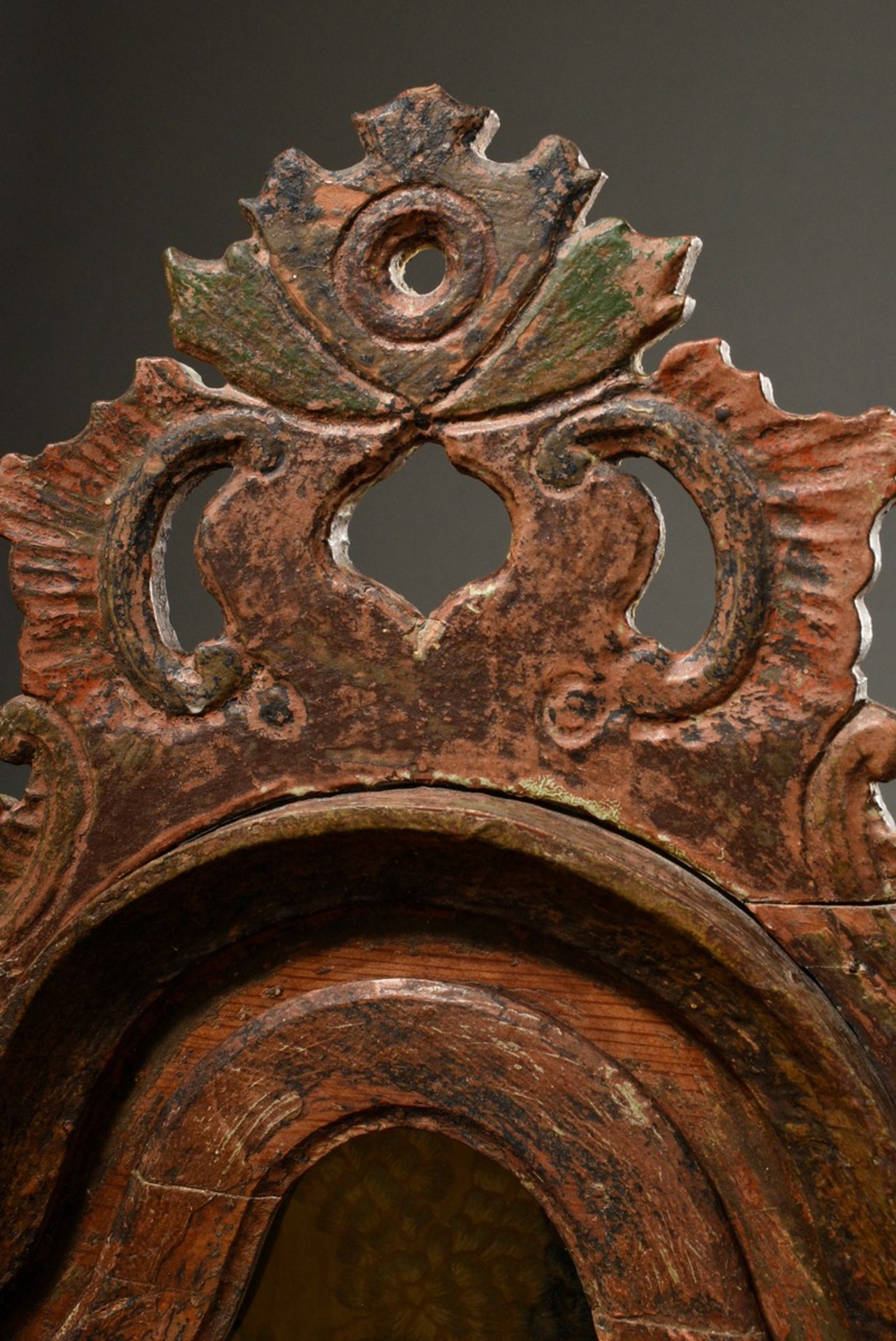 Portugiesisches Reliquar Schränkchen mit beschnitztem Giebel und alter Stoffbespannung innen, 18.Jh - Bild 3 aus 5
