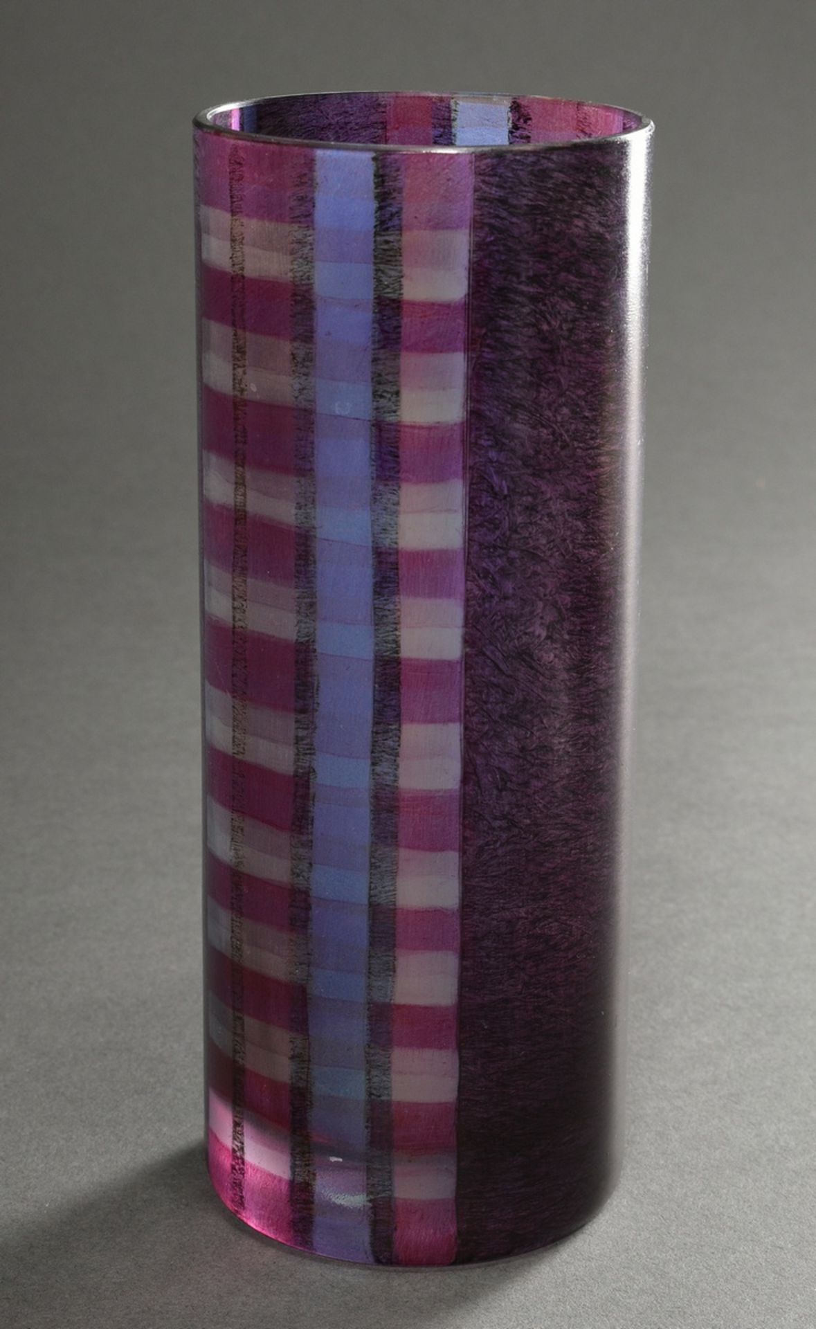 Moje-Wohlgemuth, Isgard (*1941) hohe Stangenvase, farbloses Glas mit gelösten Metallverbindungen rö