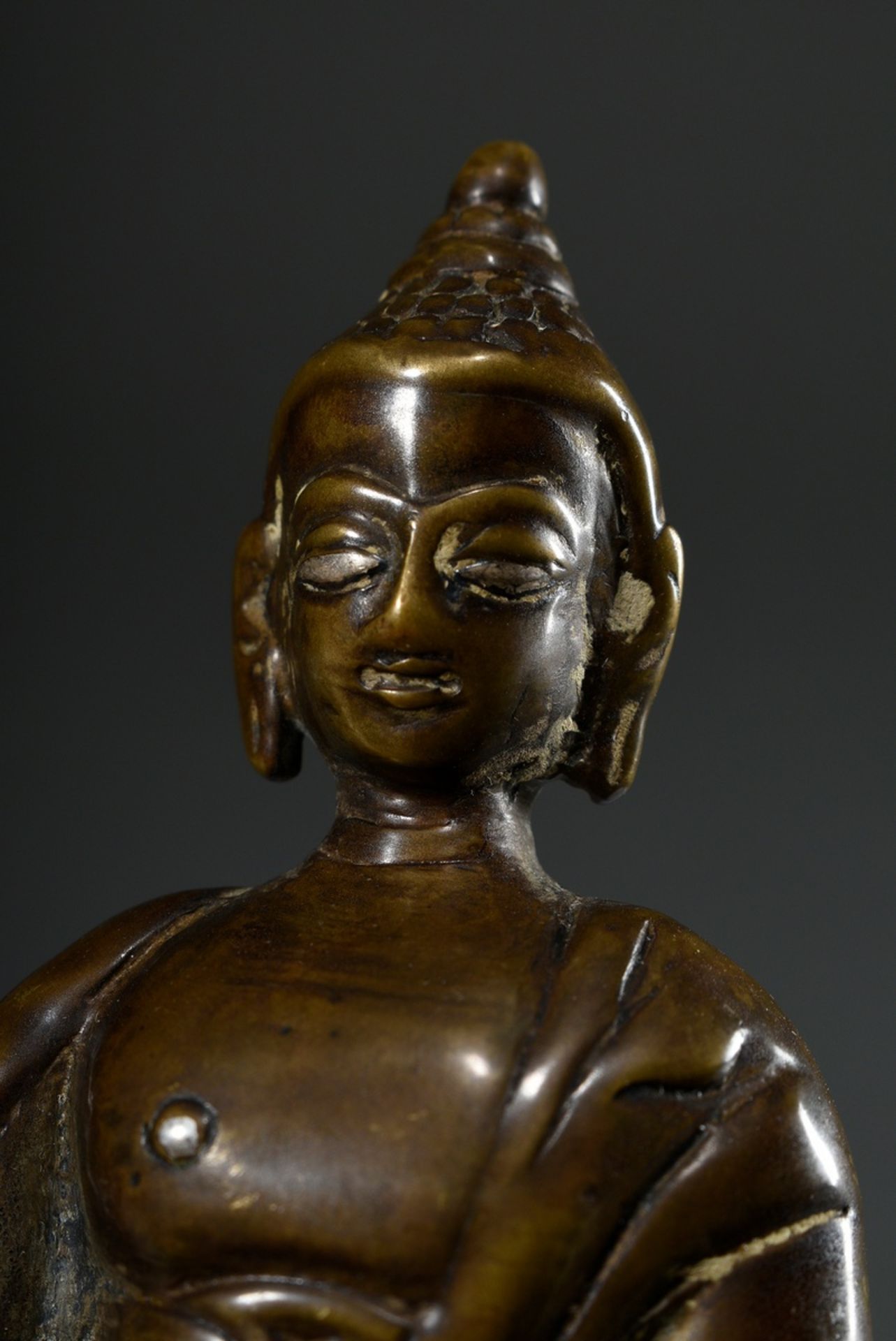 Gelbguss "Buddha Shakyamuni" mit eingelegte Brustwarze in Silber, Indien/Himalayagebiet wohl 18.Jh. - Bild 5 aus 5
