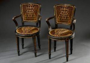Paar zierliche Armlehnsessel im Louis XVI Stil mit runden Sitzflächen und Trapezförmigen Lehnen, ex