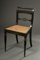 Zierlicher Sheraton Stuhl mit geflochtenem Sitz und gedrechselten Vorderbeinen, schwarz-gold floral