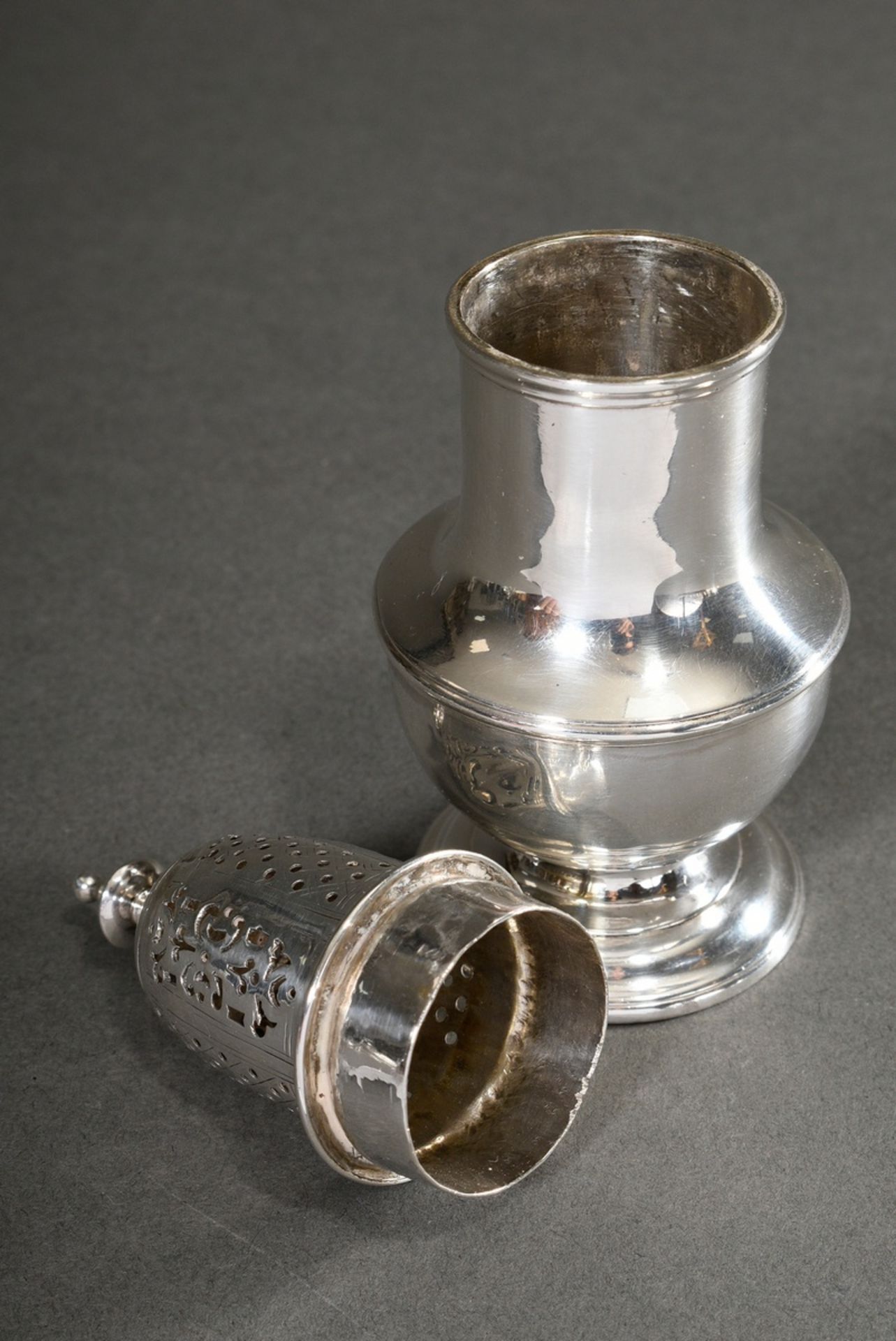 Zuckerstreuer in Urnenform, MZ: verschlagen, London 1741, Silber 925, 129g, H. 14,3 - Bild 3 aus 5