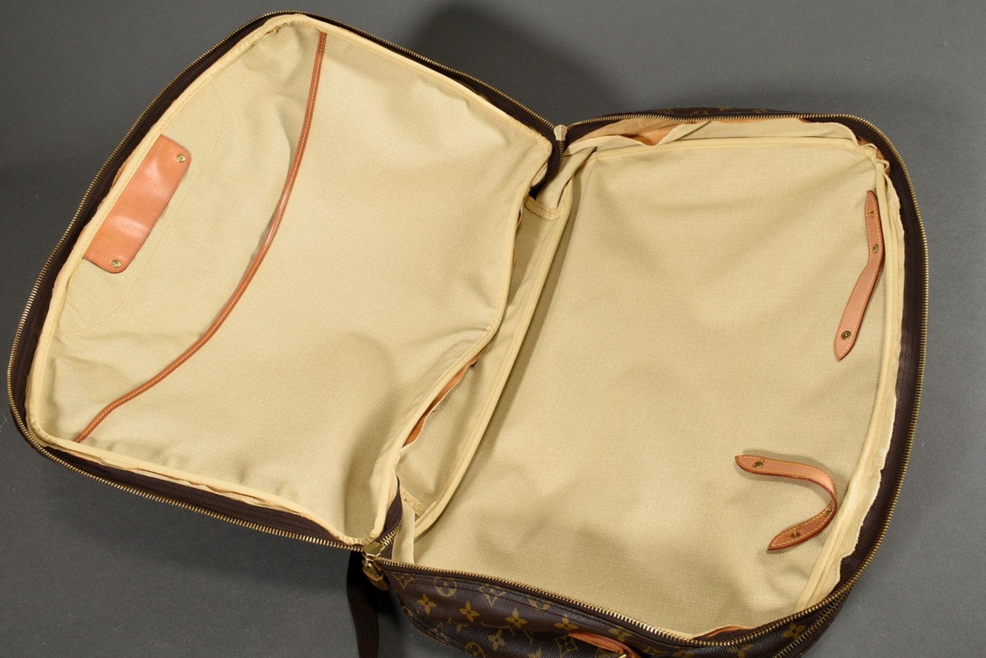 Louis Vuitton Reisetasche "Alize" in Monogramm Canvas, doppelter Zwei-Wege Reißverschluss mit zwei  - Bild 10 aus 11