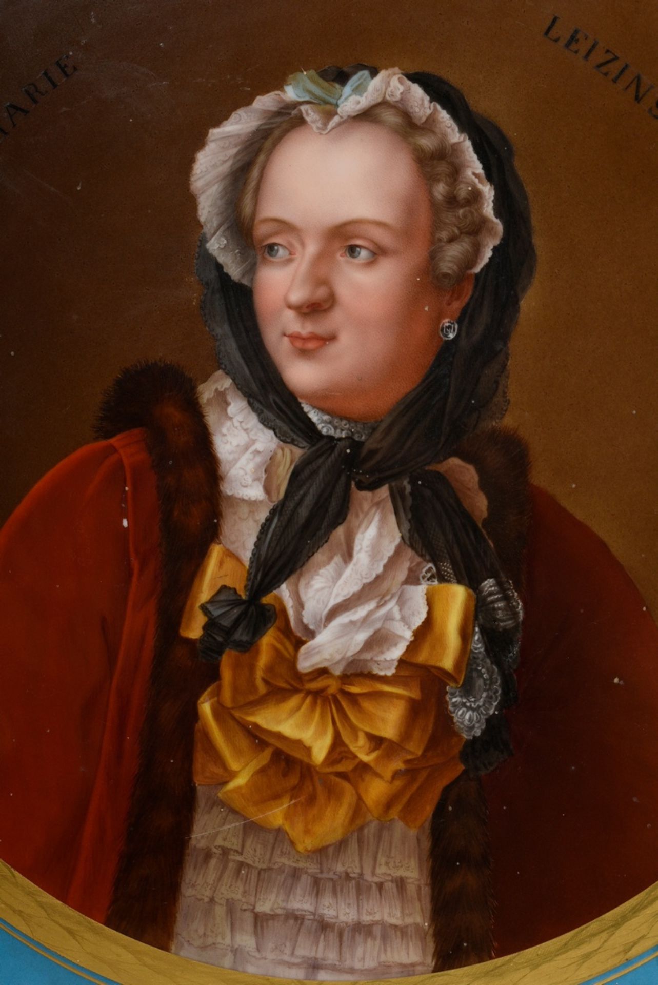 Großes rundes Sevres Tablett mit lupenfeiner Portraitmalerei "Marie Leizinska" in radierter Goldrah - Bild 2 aus 9