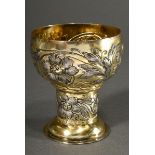 Nürnberger Römer Pokal mit getriebenem Blütenranken Dekor und Lorbeerblatt Manschette unter der Kup