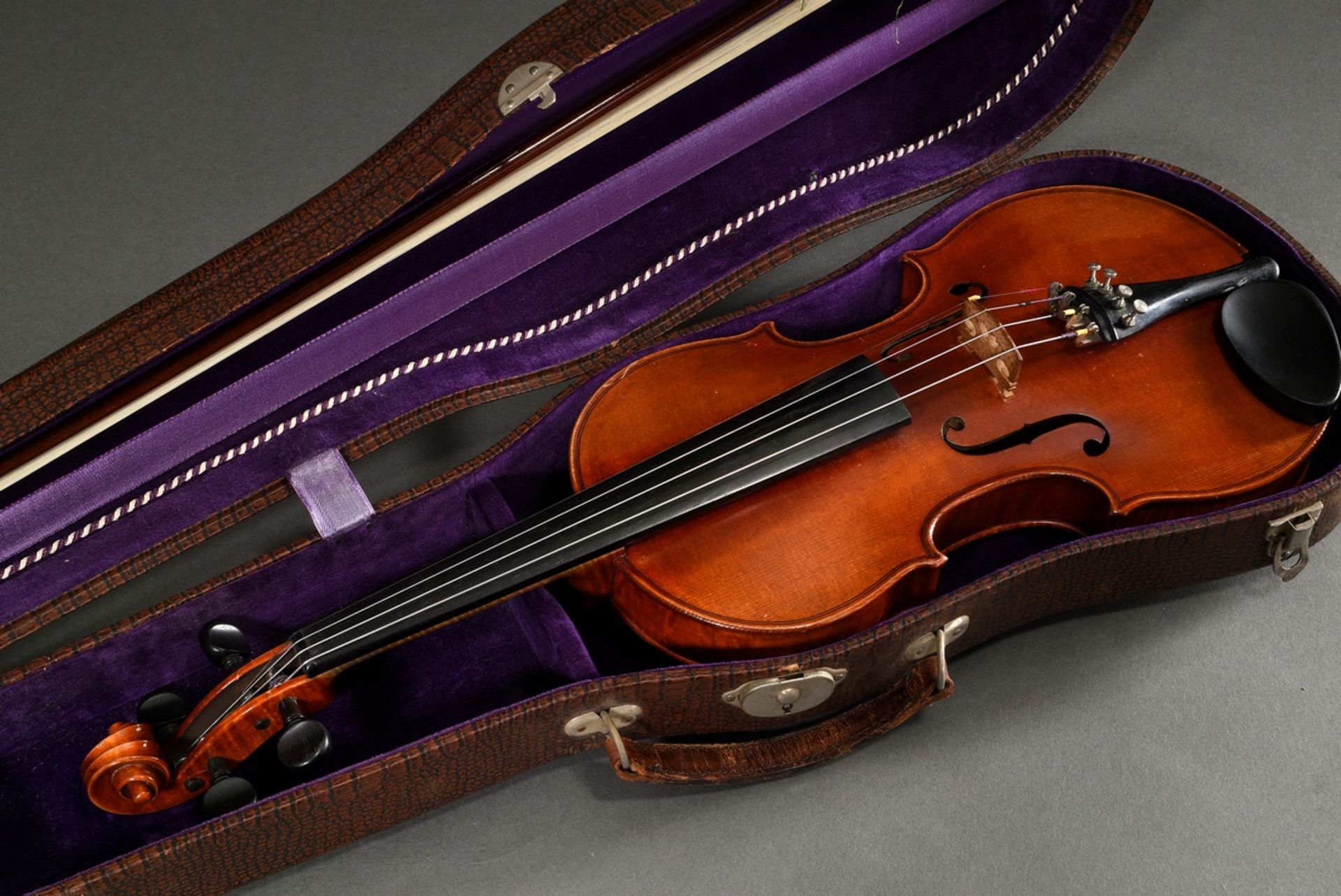Sächsische Geige mit Koffer und Bogen, Zettel innen "E.O. Reichel Markneukirchen Juli 1925 Made in 