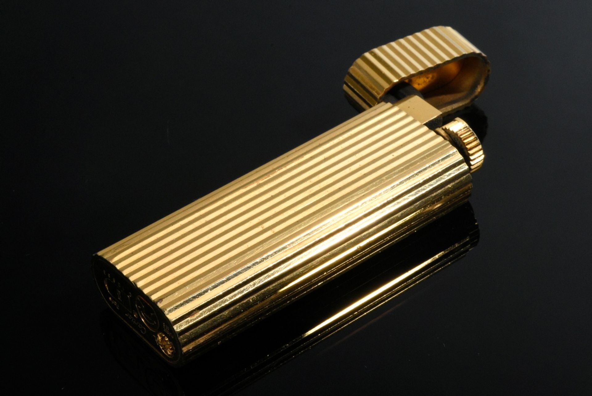Le Must de Cartier Feuerzeug, Goldauflage, Nr. C 10863, 7x2,5cm, funktionstüchtig, Kratzer, starke  - Bild 3 aus 5