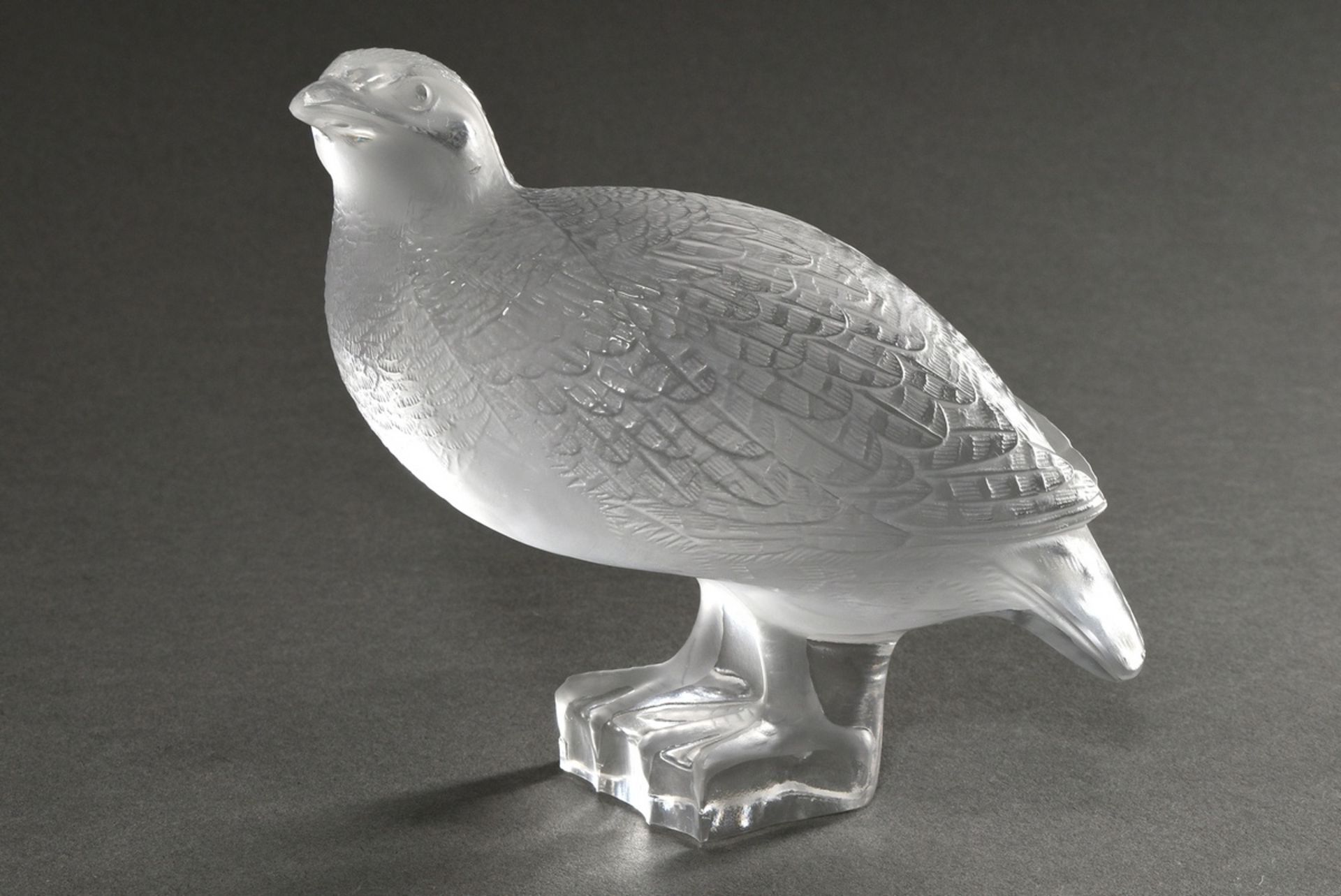 Lalique Figur "Rebhuhn" (Perdix debout), farblose Pressglas partiell satiniert in naturalistischer 