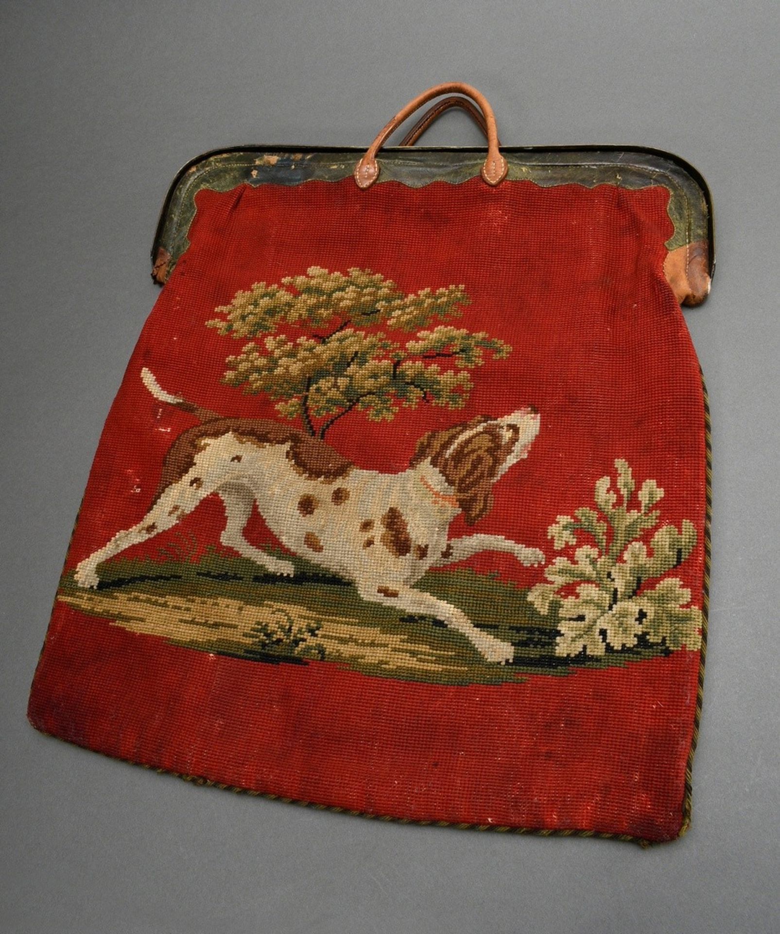 Biedermeier Reisetasche mit Messing Klappmontierung und Kreuzstich Beutel "Jagdhund", altes Klebeet