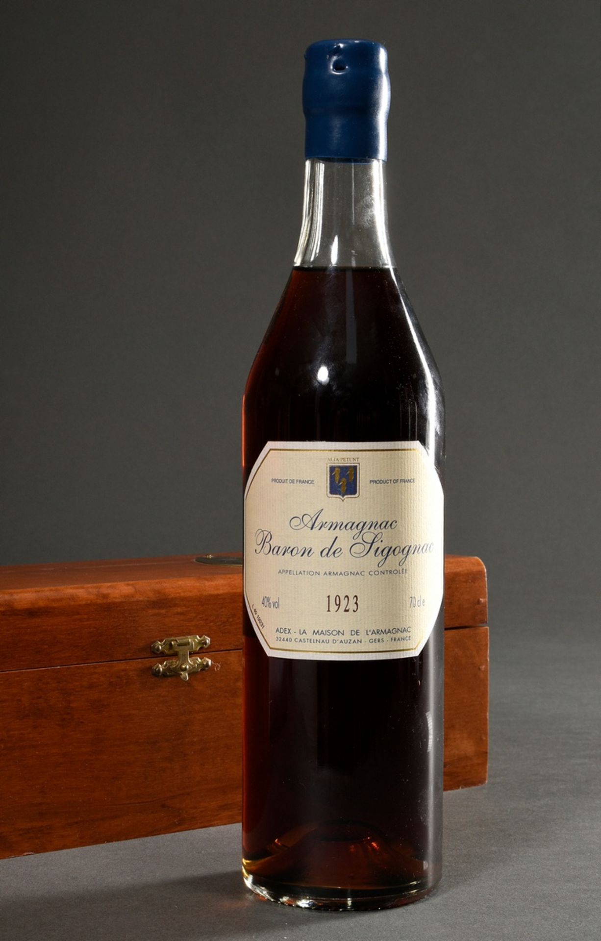 Flasche Armagnac "Baron de Sigognac" 1923, in Original Holzkiste mit Messing Schild, Gers, Frankrei