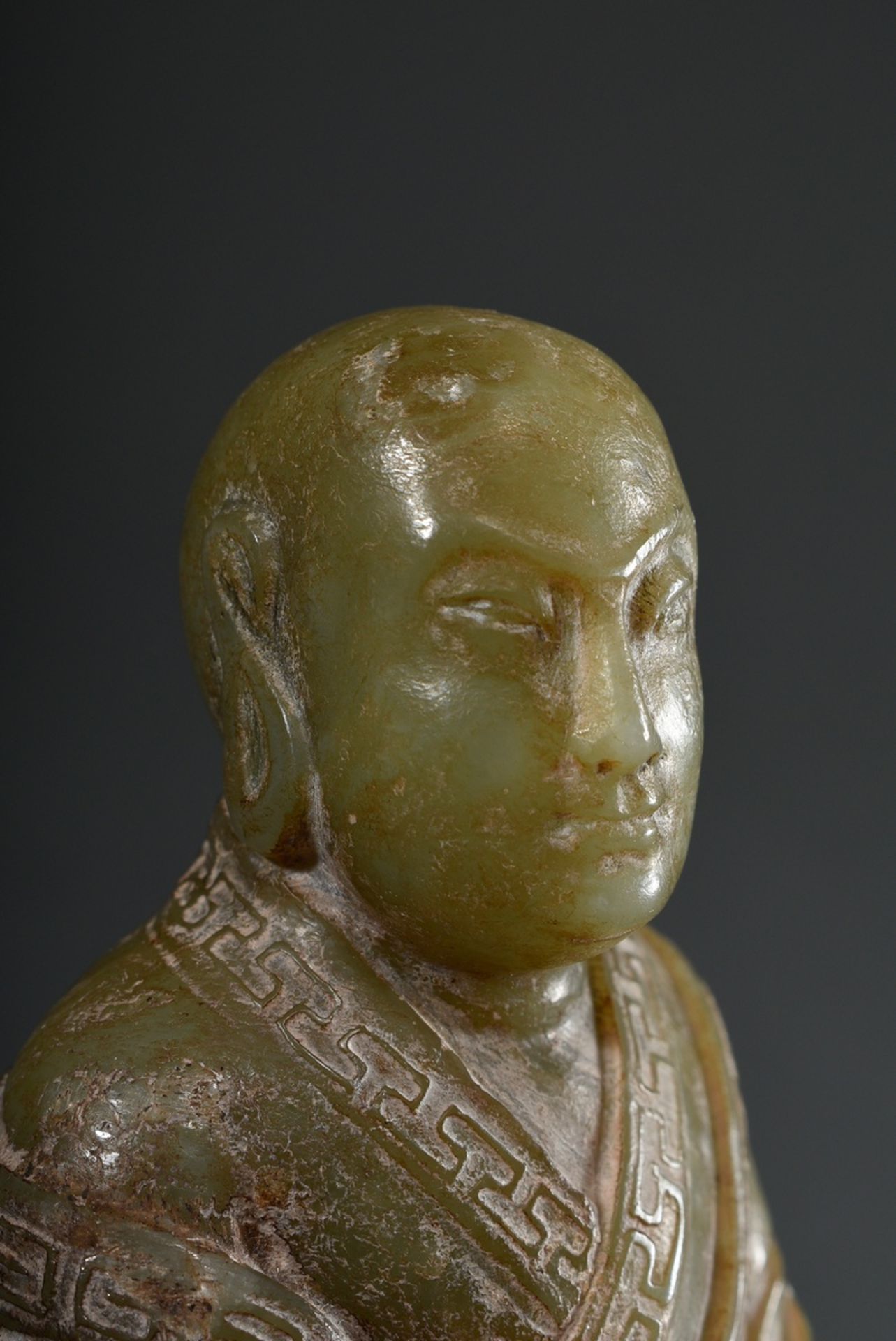 Grüne Jade Figur "Stehender Mönch", Gewand mit stilisierten Drachen, am Boden archaische Schriftzei - Bild 4 aus 7
