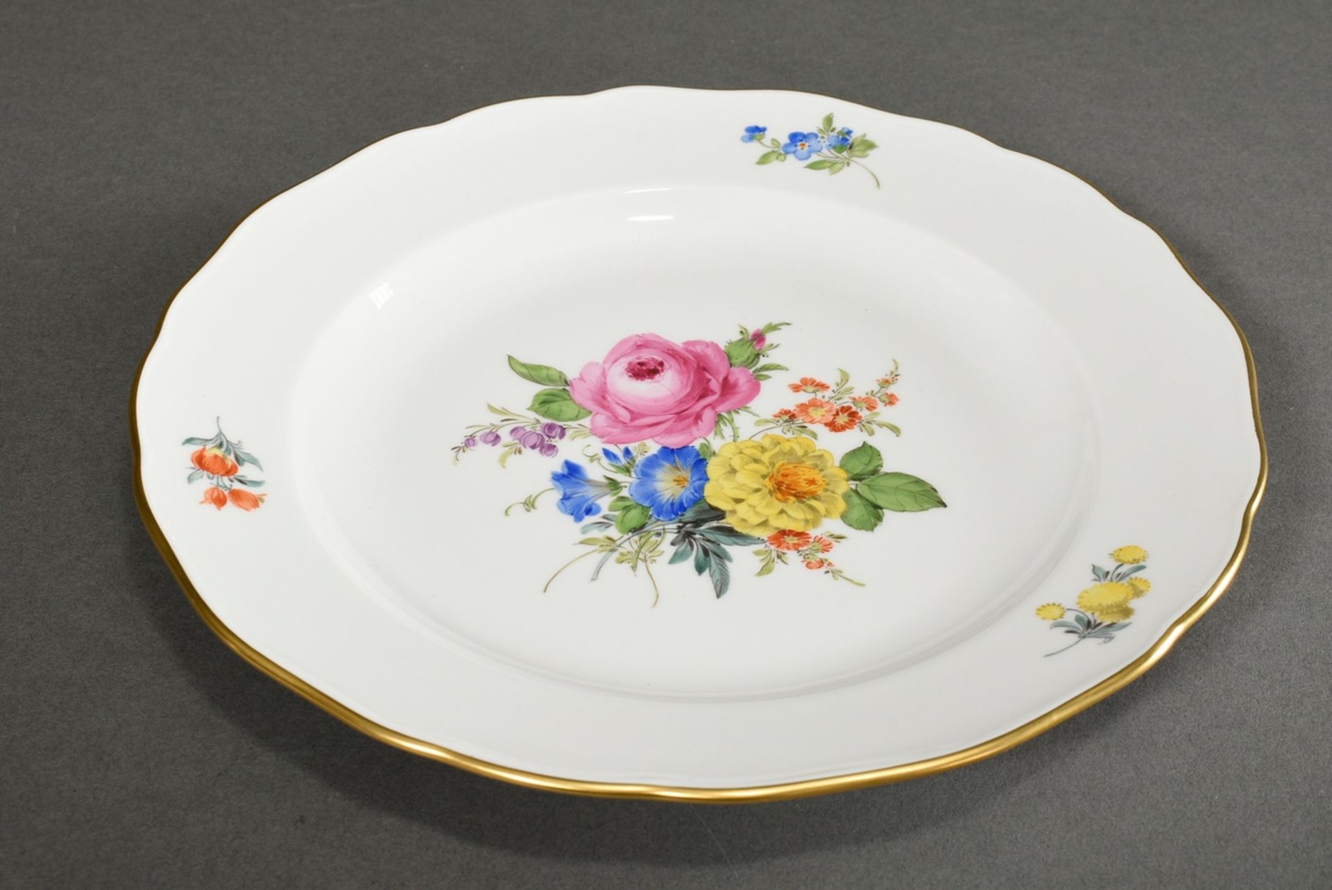 3 Various pieces Meissen with floral decorations, 20th c.: angular bowl with openwork wall (23x23cm - Image 5 of 8