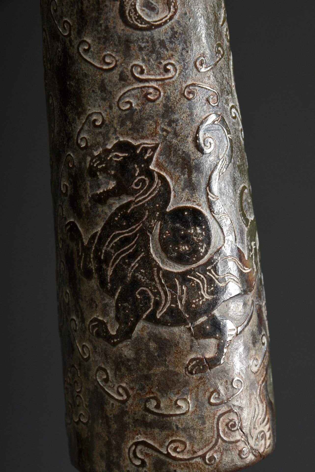 Grünbraune Jade Speerspitze mit graviertem Dekor "Phönix, Drache, Schildkröte und Tiger" sowie arch - Bild 8 aus 9