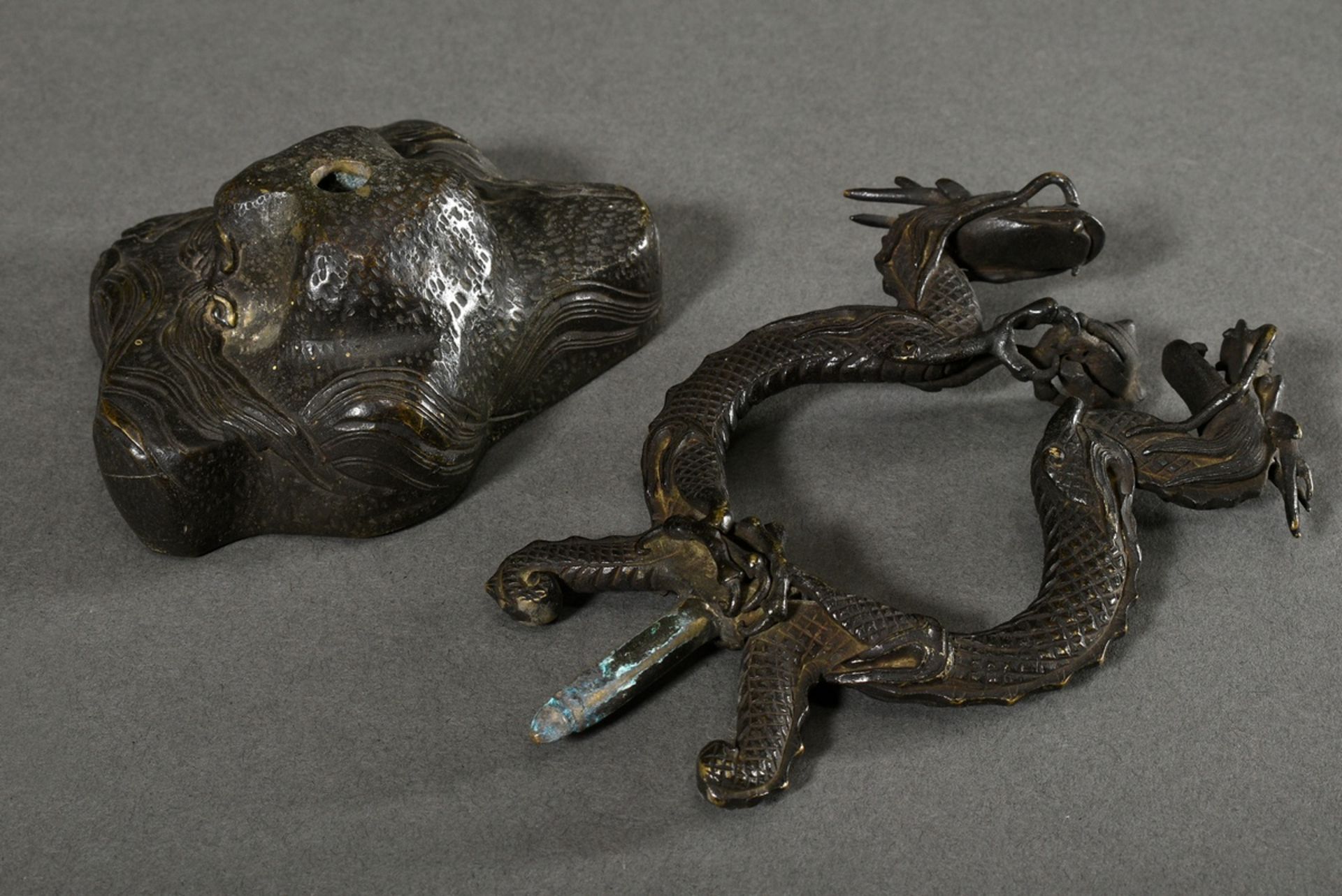 Chinesische Bronze "Zwei Drachen mit Tama Perle" auf "Landschaftssockel", zweiteilig, 19.Jh., H. 14 - Bild 4 aus 7