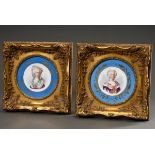 Paar Bildplatten mit Sevres Malerei "Damen in Louis XVI Kostümen" auf türkisem Fond mit Golddekor, 