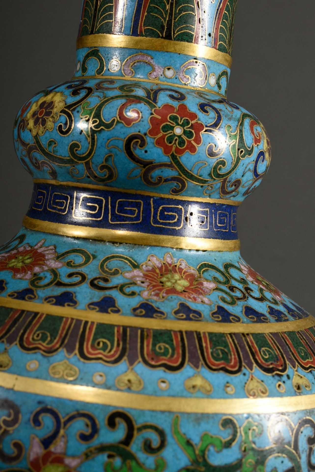 Cloisonné "Holy Water" Vase mit feuervergoldeten Bronze Rändern und reichem floralem Dekor auf türk - Bild 5 aus 8