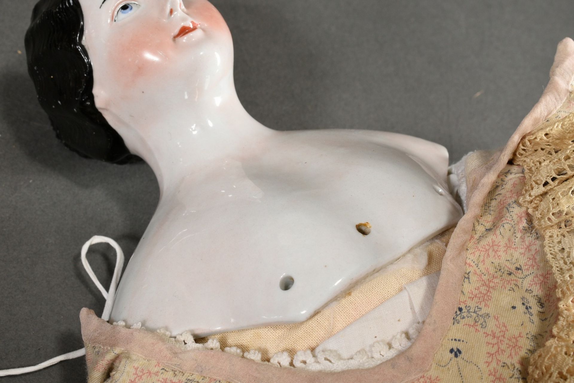 Biedermeier Puppe mit bemaltem Porzellan Brustkopf, blauen Augen und geschlossenem Mund, schwarze H - Bild 7 aus 8