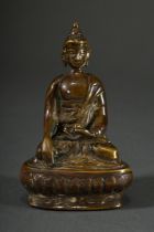 Gelbguss "Buddha Shakyamuni" mit eingelegte Brustwarze in Silber, Indien/Himalayagebiet wohl 18.Jh.