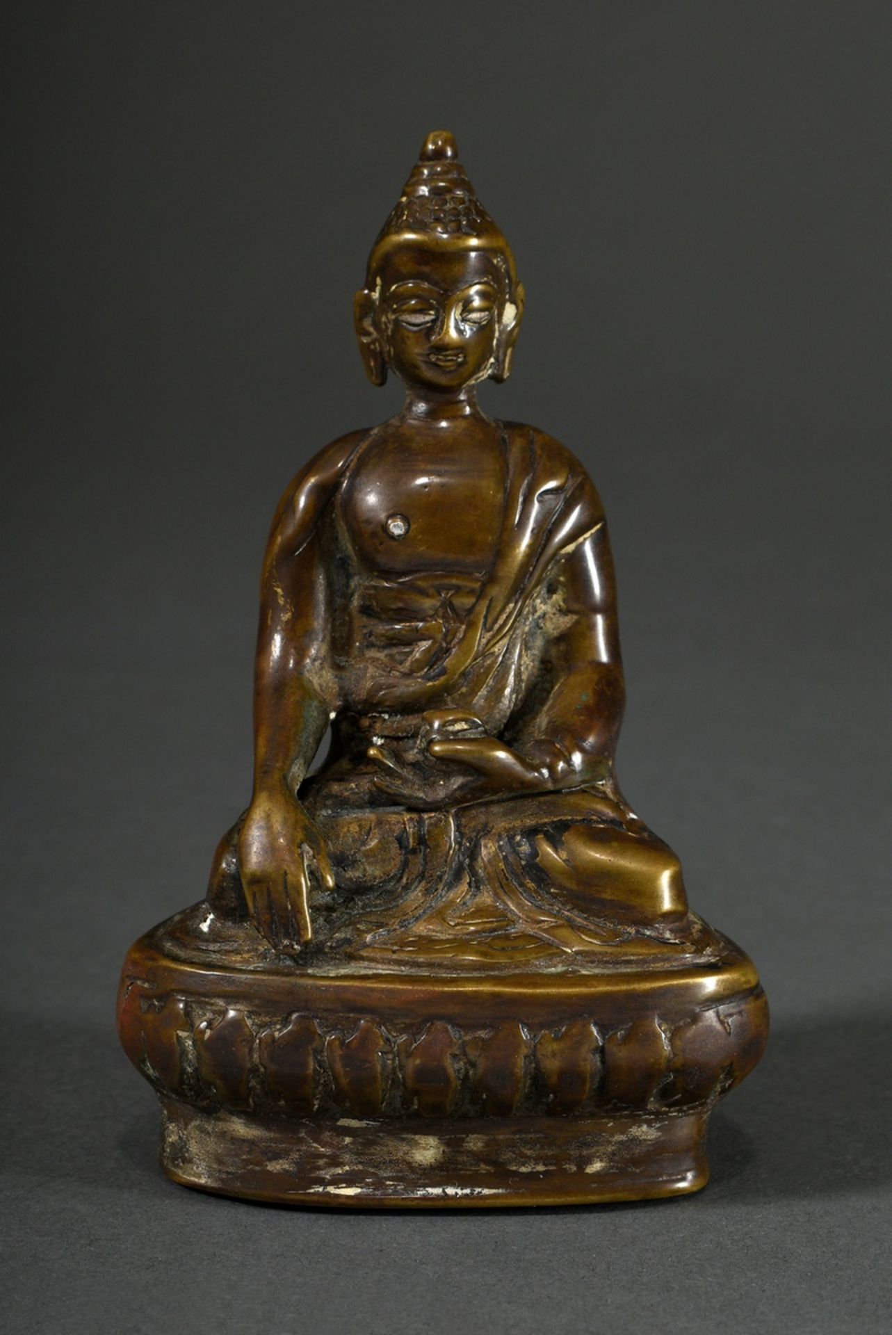 Gelbguss "Buddha Shakyamuni" mit eingelegte Brustwarze in Silber, Indien/Himalayagebiet wohl 18.Jh.