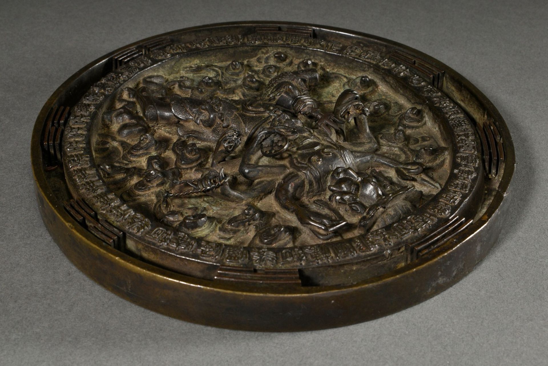 Sehr großer chinesischer Bronzespiegel mit tantrischer Wächtergottheit "Achtarmige Figur mit drei G - Bild 6 aus 10