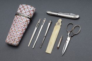 Nähnecessaire-Etui mit farbig emailliertem Korpus, Silber Montierung und 7-teiligem Interieur, Deut