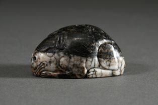 Grau-schwarze Jade Schnitzerei „Kauerndes Fabeltier“, Song-Stil, senkrecht durchbohrt, 3x6,2x3,7cm,