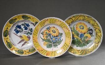 3 Diverse Kellinghusen Fayence Teller mit polychromer Scharffeuerfarbenmalerei „Blumenbouquets und