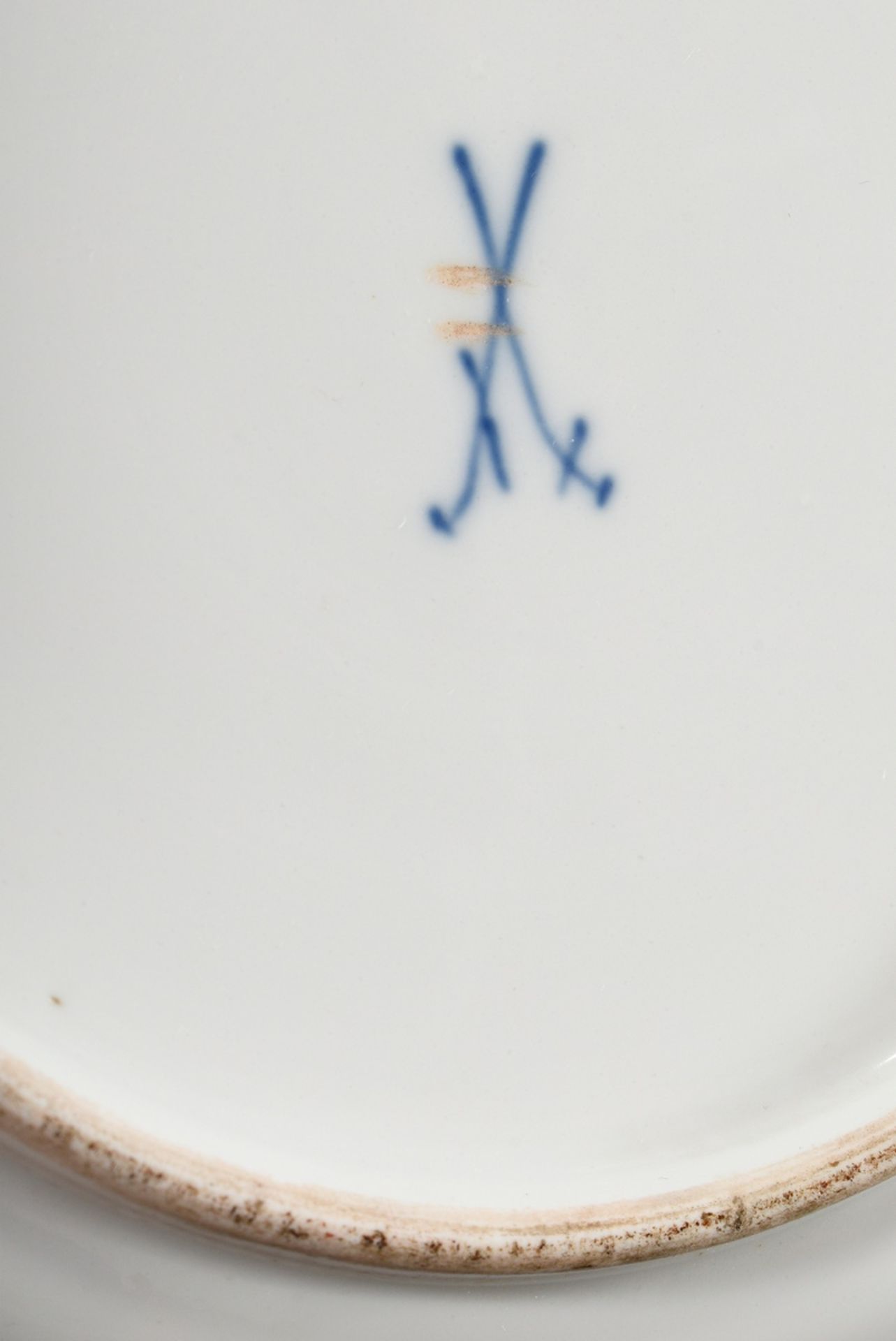 Meissen plate "Lovers" with watteau painting on rosé fond, probably house painting, Ø 23cm, 19th c. - Image 3 of 6