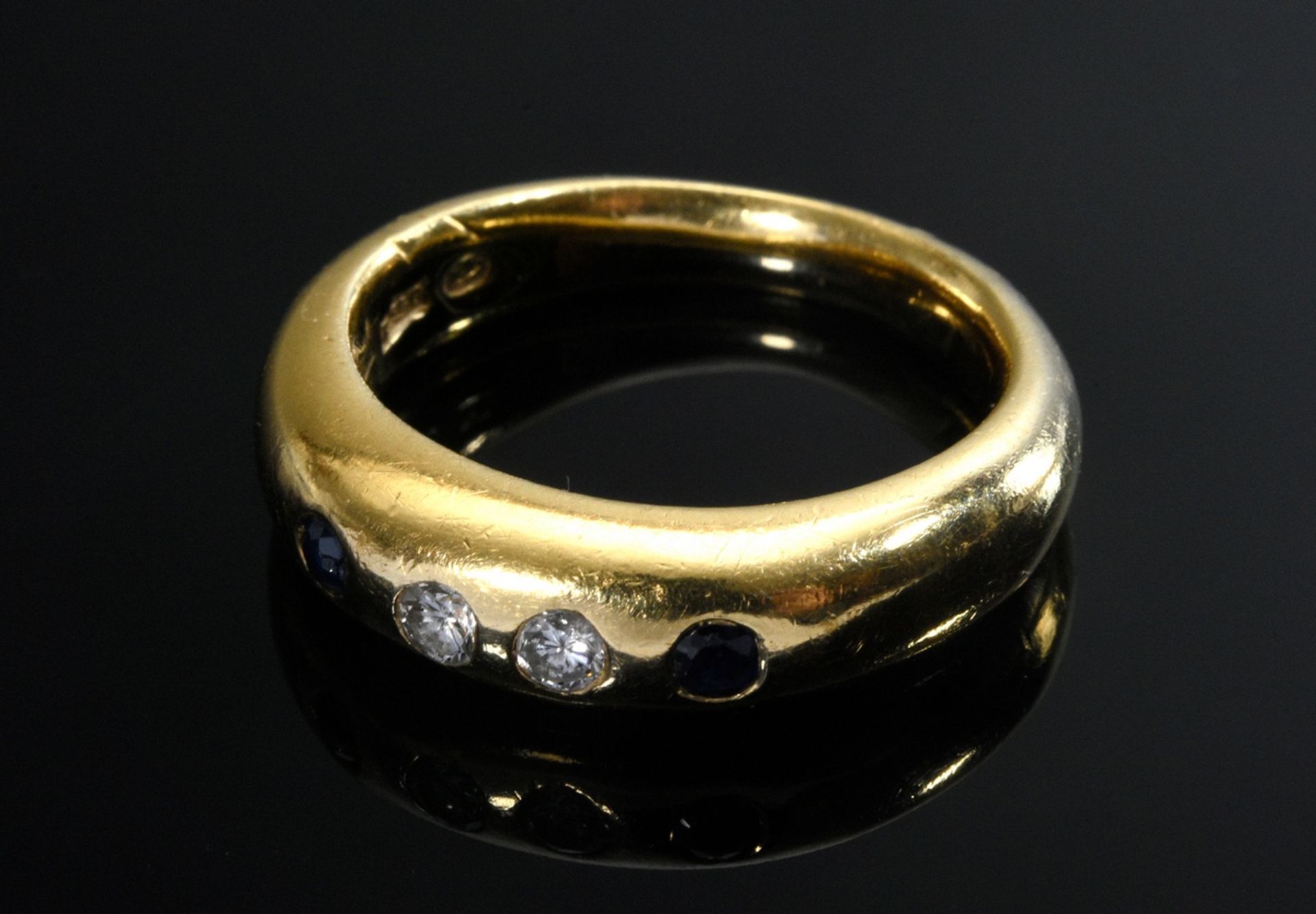 Massiver Gelbgold 750 Bandring mit Brillanten (zus. ca. 0.11ct/VSI/W) und Saphiren, 8,7g, Gr. 52, 1 - Bild 2 aus 3