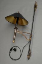 Wandlampe in klassizistischem Stil mit Zapfen Dekorationen, zweiflammig mit passendem Schirm und Wa
