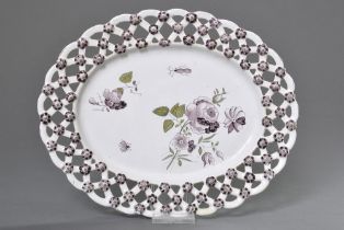 Ovale Fayence Platte mit Netzrand und aufgelegten Blüten sowie Mangan- und Grünmalerei "Blumen und