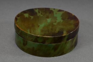 Round green coloured tortoiseshell snuff box in a simple façon, probably England circa 1800, h. 3cm