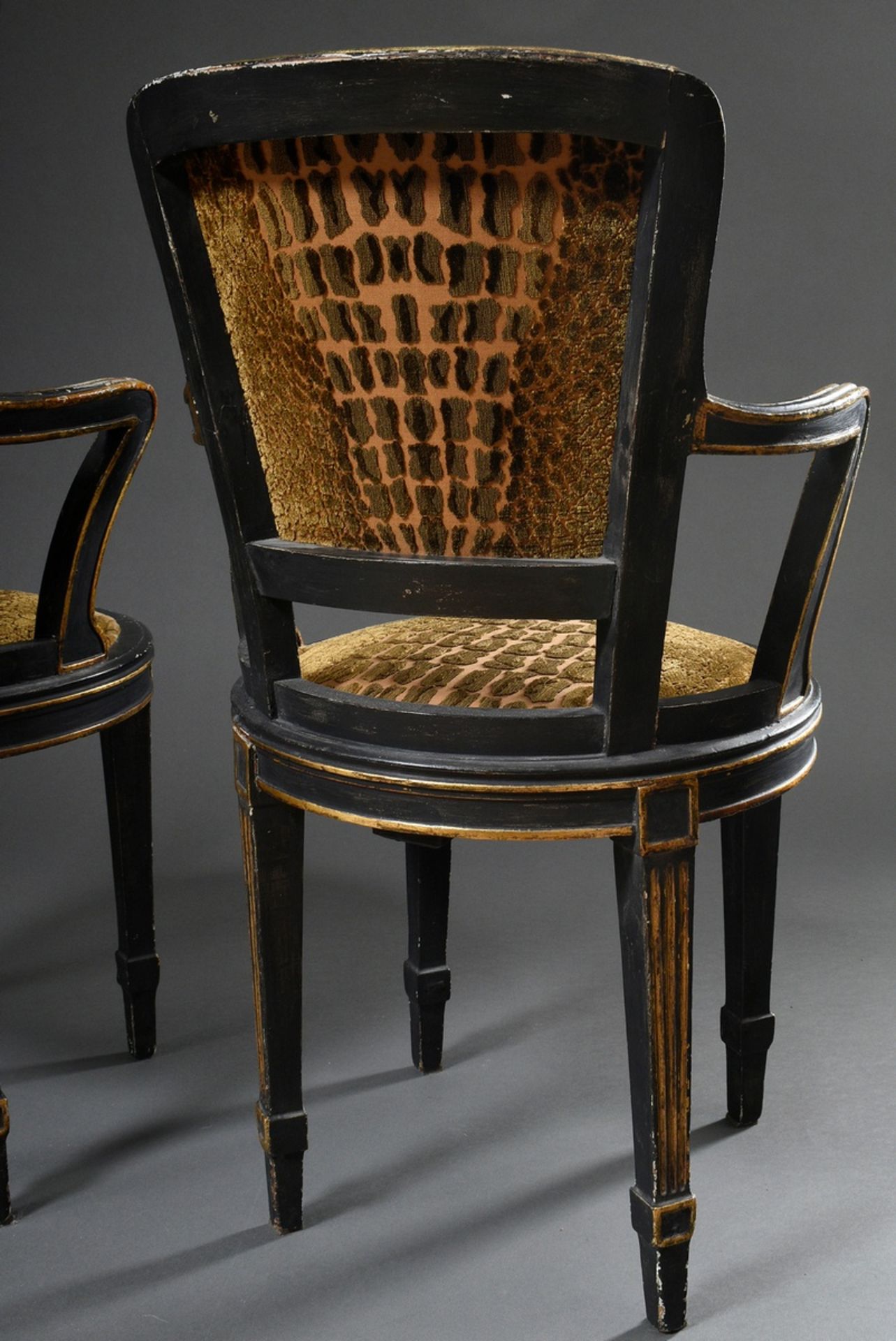Paar zierliche Armlehnsessel im Louis XVI Stil mit runden Sitzflächen und Trapezförmigen Lehnen, ex - Bild 5 aus 5