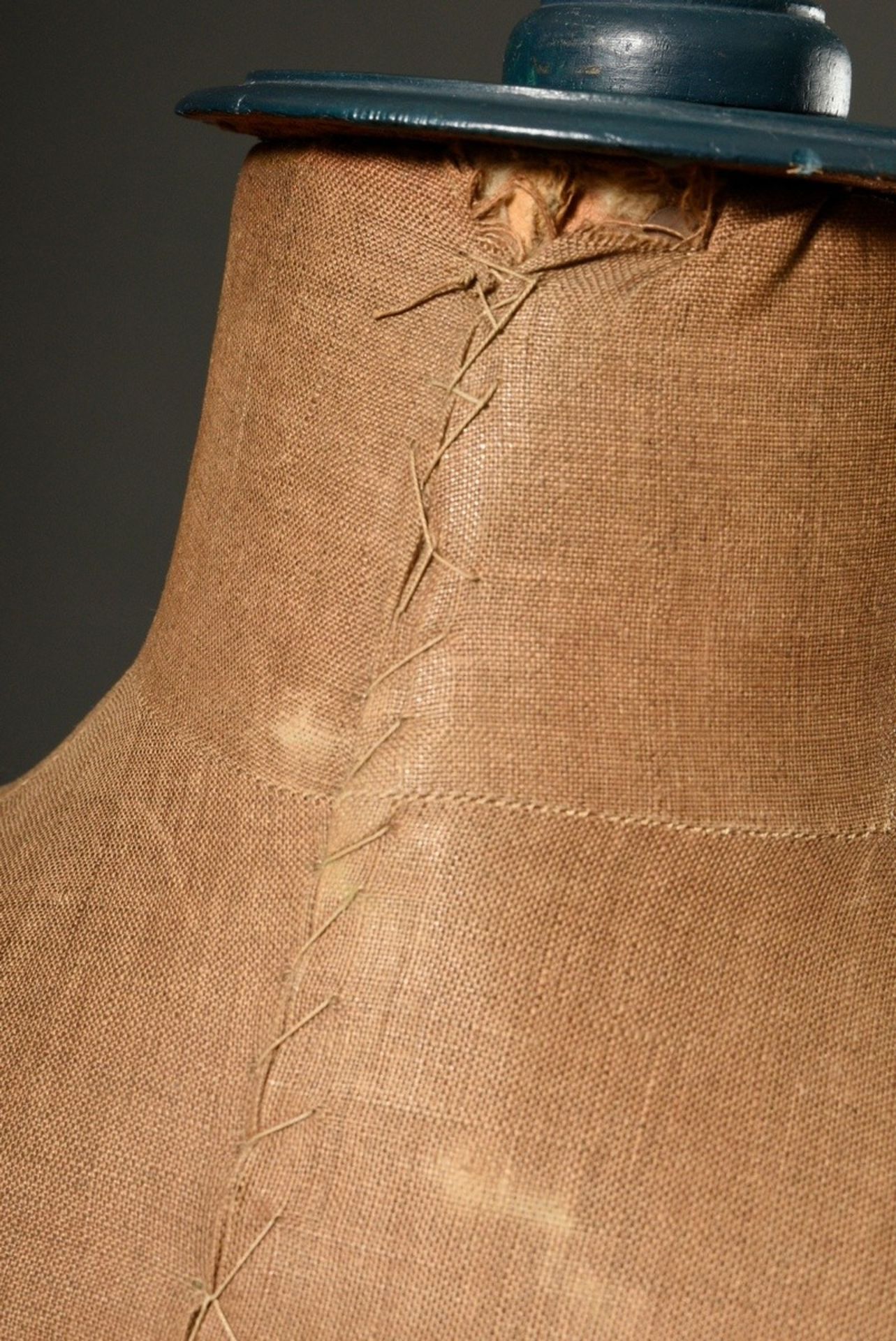 Verstellbare Schneiderpuppe mit Leinen bezogener Büste auf gedrechseltem Fuß, petrolfarben gefasst, - Bild 6 aus 7