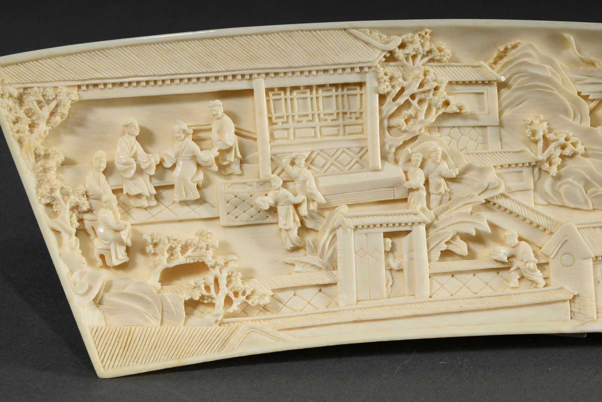Elfenbein Reliefschnitzerei mit Romanszene "Reiterheer vor dem Angriff auf ein Landhaus mit vielen - Bild 3 aus 6