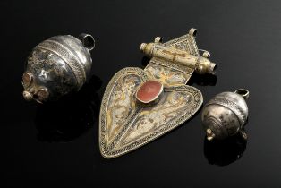 3 Diverse Teile Tekke Turkmenen Zierknöpfe und "Asyk" Anhänger, teilweise feuervergoldetes Silber m