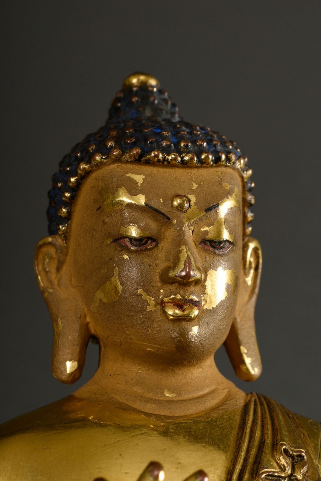 Feine sinotibetische Figur "Buddha in Vitarka Mudra", feuervergoldete Bronze mit polychromer Kaltbe - Bild 5 aus 8