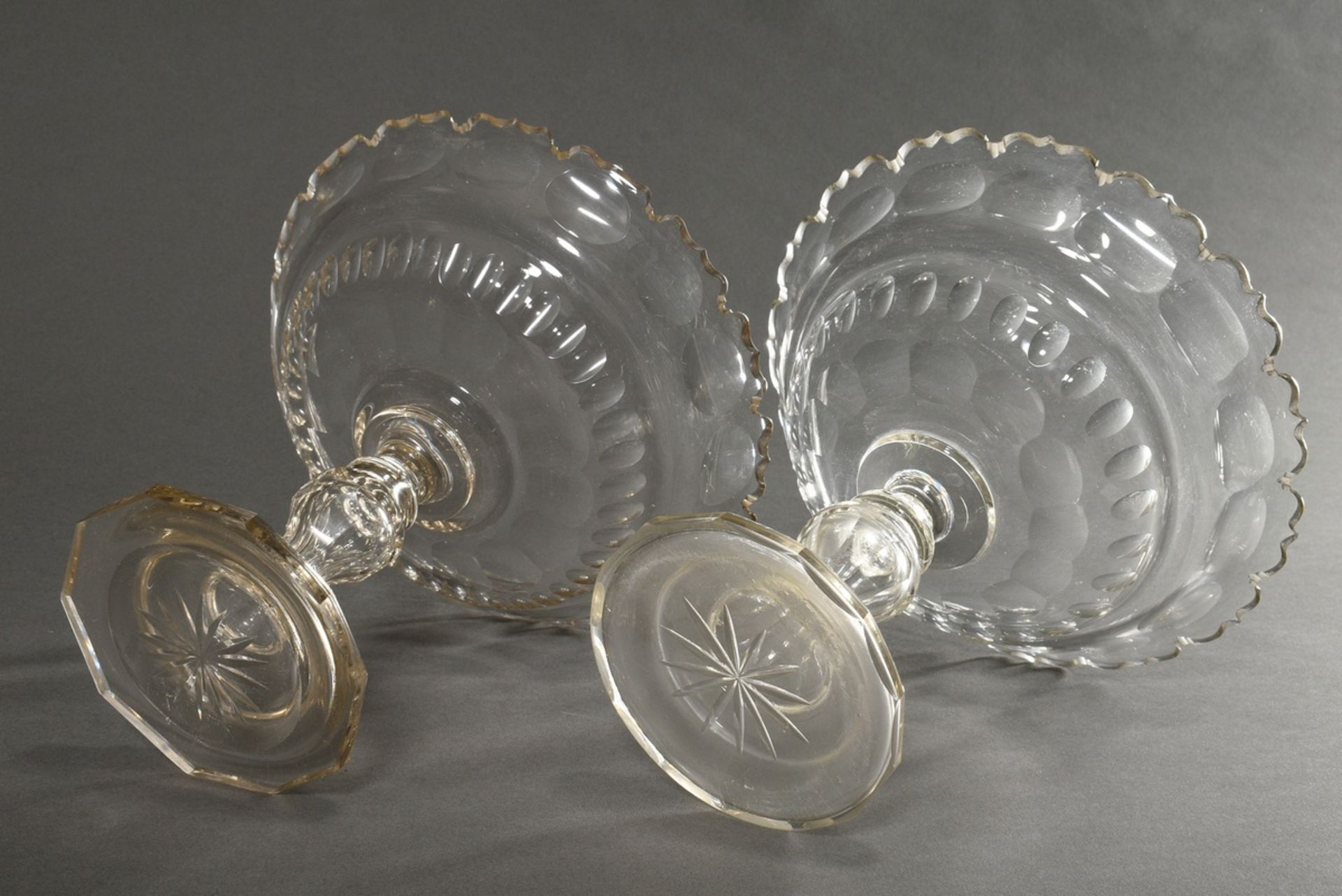 Paar Biedermeier Glas Aufsätze mit Olivenschliff Dekoration auf polygonalen Füßen, H. 23,8cm, Ø 26, - Bild 3 aus 3